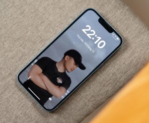 Collage your photo on iphone lock screen